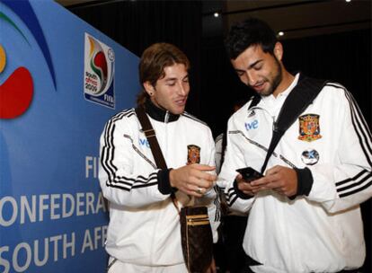 Sergio Ramos y Albiol, ayer a la llegada del equipo español a Rustenburgo.