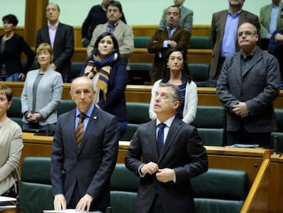 El 'lehendakari', miembros de su Gobierno y parlamentarios peneuvistas, durante el minuto de silencio que la Cámara ha guardado en memoria de Azkuna.