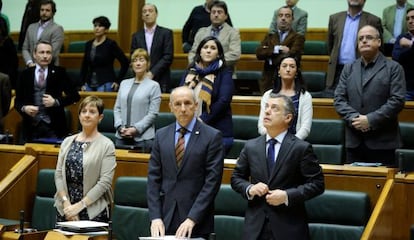 El 'lehendakari', miembros de su Gobierno y parlamentarios peneuvistas, durante el minuto de silencio que la Cámara ha guardado en memoria de Azkuna.