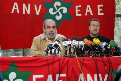 ANV logró colar la mitad de sus listas (las que no impugnó el Gobierno) en las municipales de 2007. En la foto, dos de sus dirigentes.