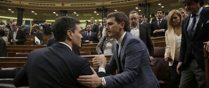 Pedro Sánchez y Albert Rivera se saludan en el Congreso.