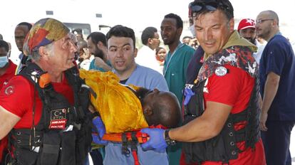 Médicos turcos transportam um somali ferido
