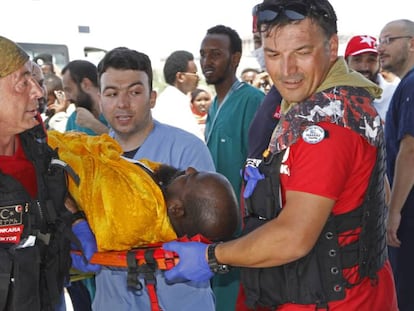 Médicos turcos transportam um somali ferido