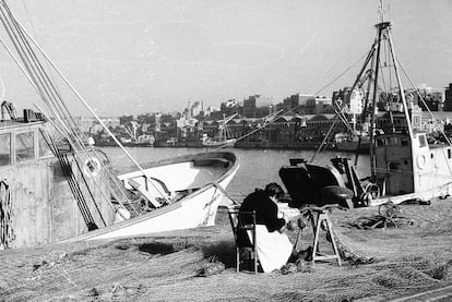 Remendadora trabajando en uno de los amarres de la Barceloneta.