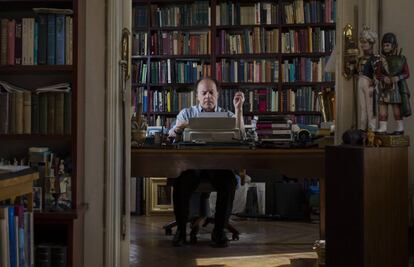 Javier Marías, en su casa de Madrid en 2016. 