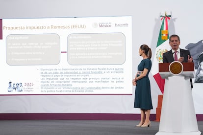 Edgar Amador Zamora habla junto a Claudia Sheinbaum durante la conferencia matutina en Palacio Nacional.