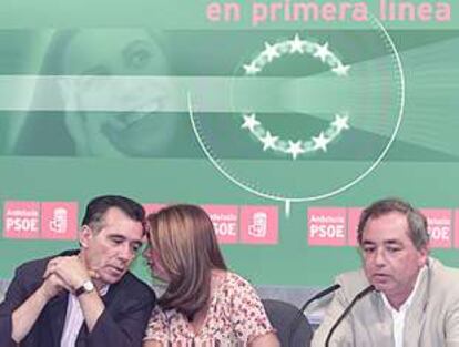 De izquierda a derecha, Julio Ruiz, María del Mar Moreno y Manuel Pastrana ayer en la sede del PSOE.