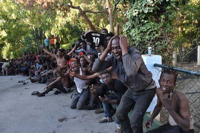 Um grupo de imigrantes subsaarianos celebra o fato de terem conseguido pular a cerca de Ceuta (território espanhol na África).