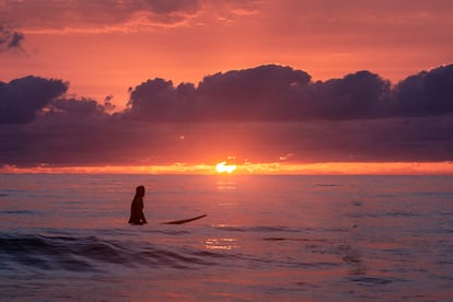 El Palmar, Andalucía: Muy cerca de Conil de la Frontera encontramos una de las mejores playas para surfear en Andalucía, apta tanto para principiantes como para los surfistas más atrevidos. La playa se extiende cinco kilómetros y es lamida por las olas de izquierdas y derechas, que en los días con viento de levante ponen a disposición del surfista unos tubos de impresión. Sus temperaturas suaves atraen a surfistas todo el año, que llegan para experimentar las encrespadas olas y, sobre todo, la animada vida de la costa gaditana.  