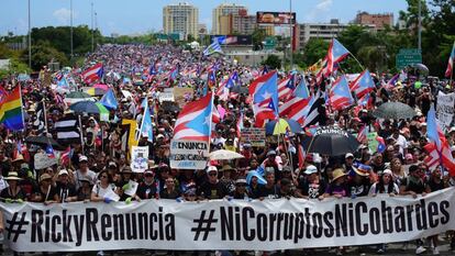 Milhares de manifestantes nas ruas de Porto Rico pedem a renúncia do governador Ricardo Rosselló.