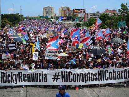 Milhares de manifestantes nas ruas de Porto Rico pedem a renúncia do governador Ricardo Rosselló.