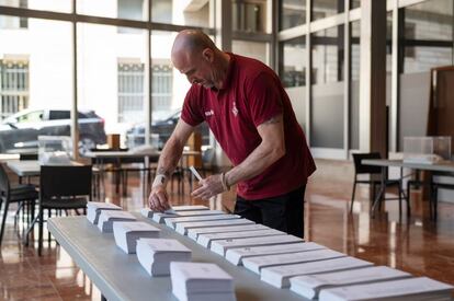 Montaje del colegio electoral en la Plaza Sant Miquel, en Barcelona