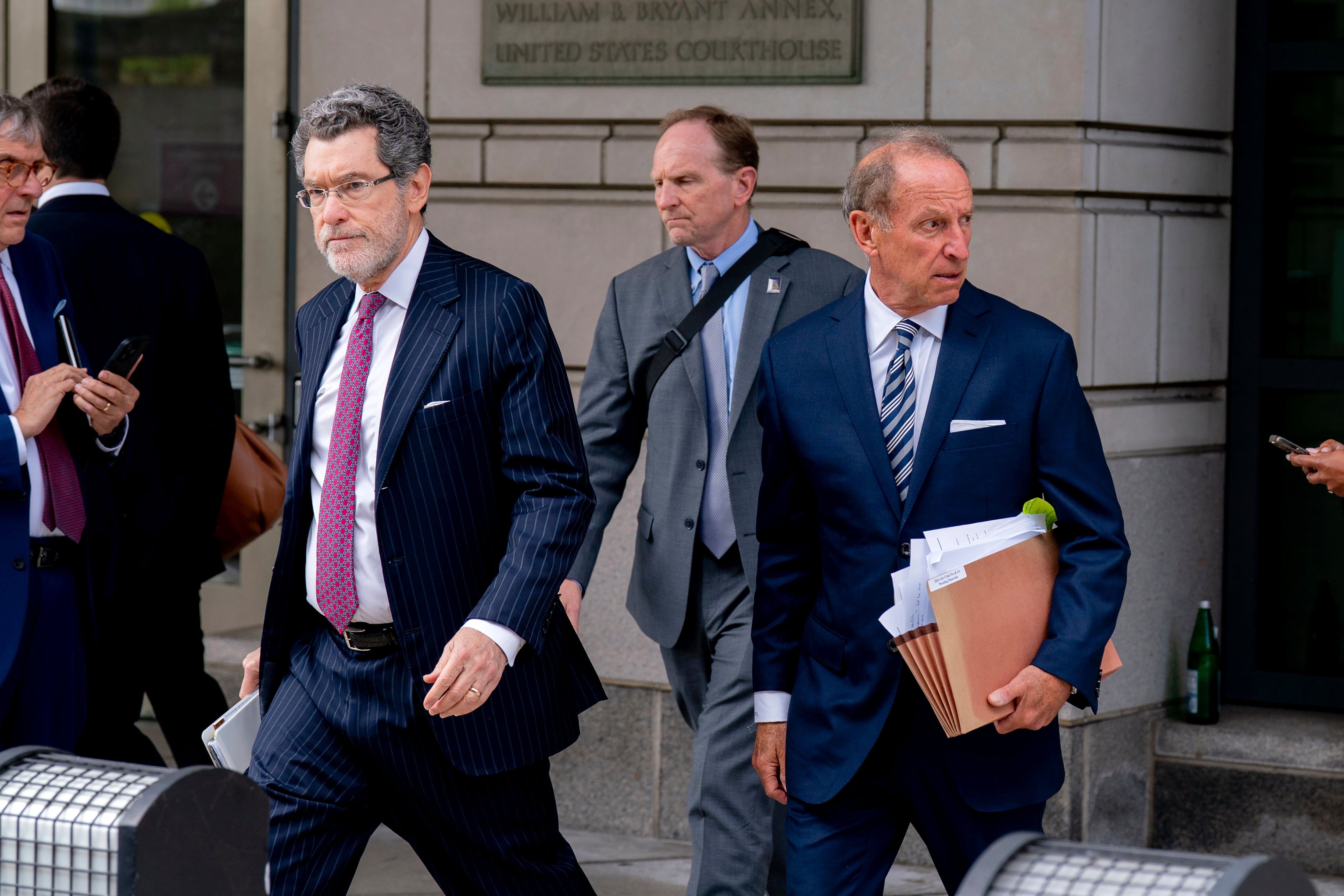 Norm Eisen y Abbe Lowell, abogados de la gobernadora de la Reserva Feeral Lisa Cook, salen del tribunal de Washington donde se ha celebrado la vista sobre la demanda de Cook por su cese.