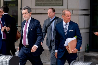 Norm Eisen y Abbe Lowell, abogados de la gobernadora de la Reserva Feeral Lisa Cook, salen del tribunal de Washington donde se ha celebrado la vista sobre la demanda de Cook por su cese.