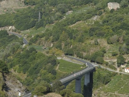 Tramo de la actual carretera auton&oacute;mica entre Monforte y Chantada que pasa junto al monasterio rom&aacute;nico, ubicado arriba a la derecha.