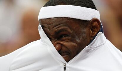 LeBron James se esconde en la sudadera durante el partido entre EE UU y España.