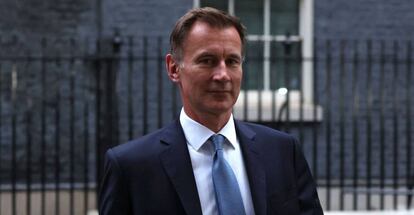 El nuevo Ministro de Hacienda británico, Jeremy Hunt, el viernes saliendo del 10 de Downing Street, en Londres.