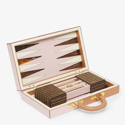 Al más puro estilo Wes Anderson, este backgammon de FENDI 
lleva el lujo a los juegos de mesa.