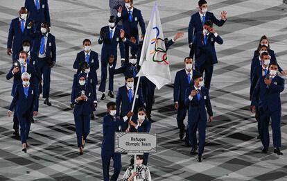 El equipo olímpico de refugiados, durante el desfile de inauguración en el Estadio Nacional de Tokio.