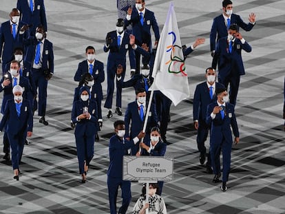 El equipo olímpico de refugiados, durante el desfile de inauguración en el Estadio Nacional de Tokio.