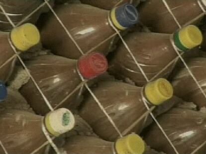 Un grupo ecologista presenta "la casa embotellada", lo último en reciclaje solidario