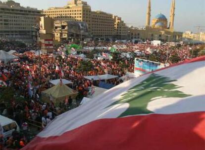 Miles de personas, concentradas frente a la sede del Gobierno libanés.