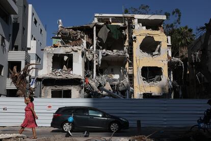 Edificio residencial de Tel Aviv atacado por Irán, este martes.