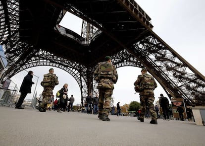 Soldados patrullando por la zona de la Tore Eiffel.
