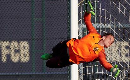 El portero alemán del FC Barcelona, Marc André ter Stegen, durante el entrenamiento