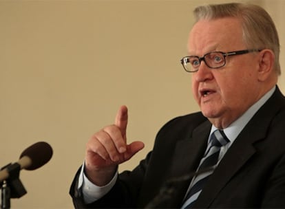 Martti Ahtisaari responde a un periodista durante una rueda de prensa celebrada el pasado viernes.
