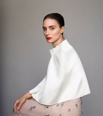 La actriz Rooney Mara vestida de GIVENCHY.