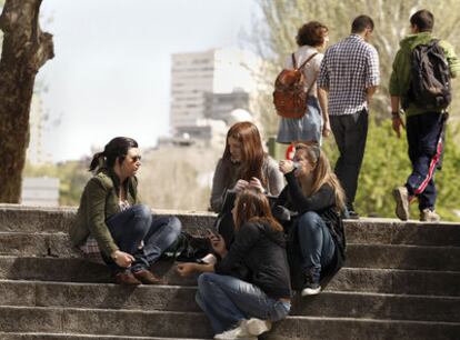 Un grupo de estudiantes, en un campus universitario de la Comunidad de Madrid.