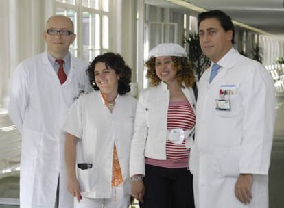 De izquierda a derecha: el Dr. Martínez Román, Dra. Muñoz, la paciente Silvia Rivas y el Dr. Fontdevila