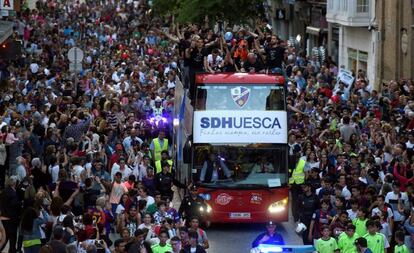 Los jugadores del Huesca celebran el ascenso con los aficionados.