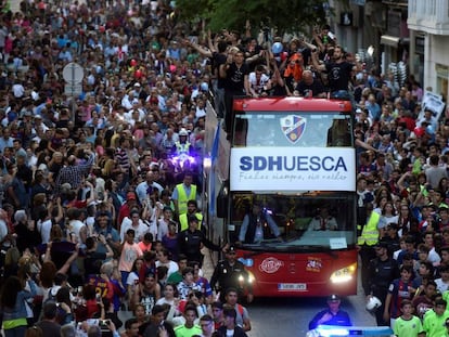 Los jugadores del Huesca celebran el ascenso con los aficionados.