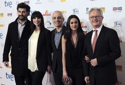 El equipo de la pel&iacute;cula &#039;Blancanieves&#039;: de izquierda a derecha, el productor Ibon Coremenzana, la actriz Maribel Verd&uacute;, el director Pablo Berger y la tambi&eacute;n actriz Macarena Garc&iacute;a.