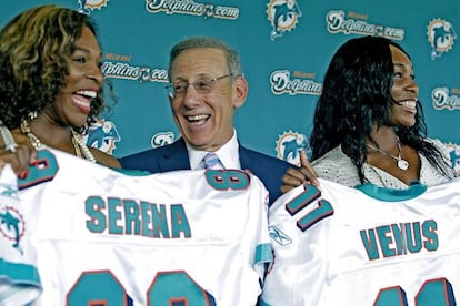 Serena y Venus Williams, accionistas de los Miami Dolphins, junto a Stephen Ross, propietario del equipo de f&uacute;tbol americano. 