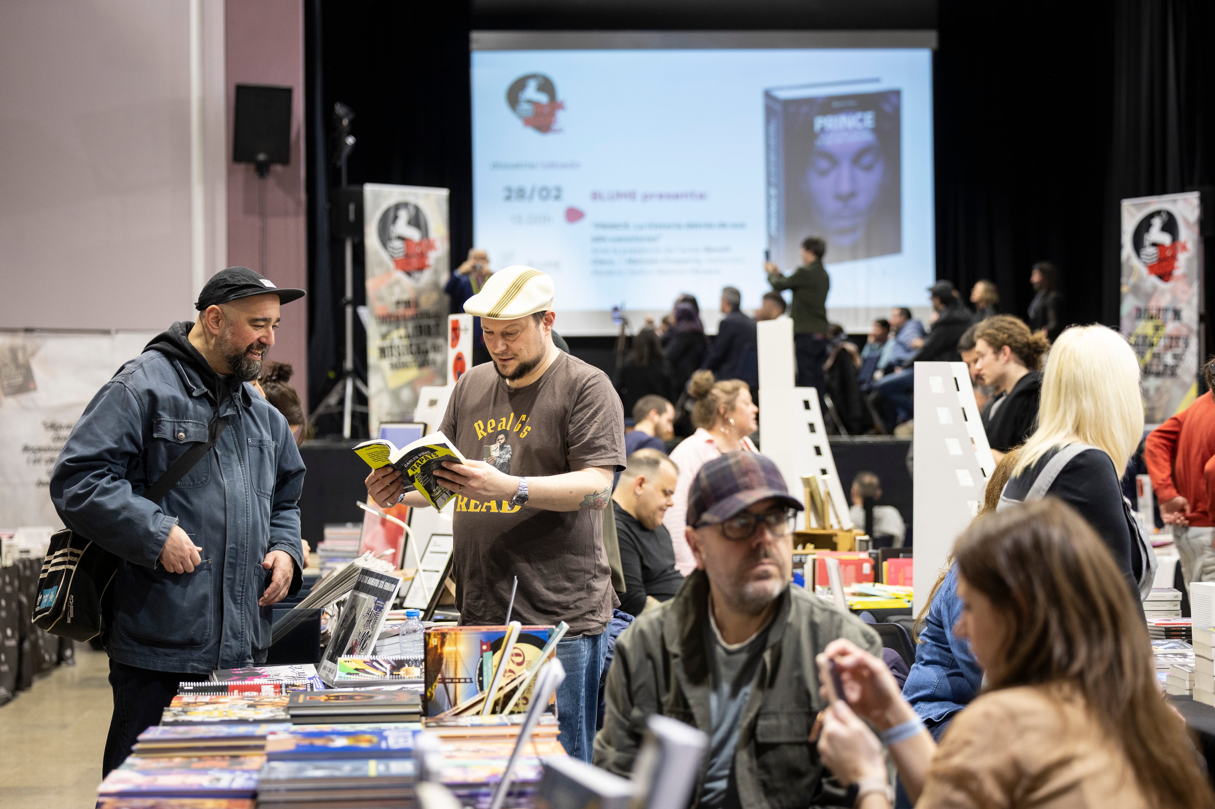 Ambiente del Book Music Festival, una feria de libros de música en el Casinet de Hostasfrancs de Barcelona.