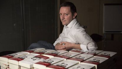 Ignacio martínez de Pisón, junto a ejemplares de su nueva novela 'Derecho natural'.