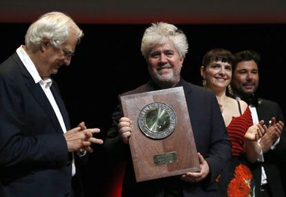 Pedro Almodóvar, con el premio Lumière, entre Bertrand Tavernier y la actriz Juliette Binoche y el cantaor Miguel Poveda.