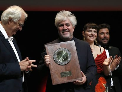 Pedro Almod&oacute;var, con el premio Lumi&egrave;re, entre Bertrand Tavernier y la actriz Juliette Binoche y el cantaor Miguel Poveda. 