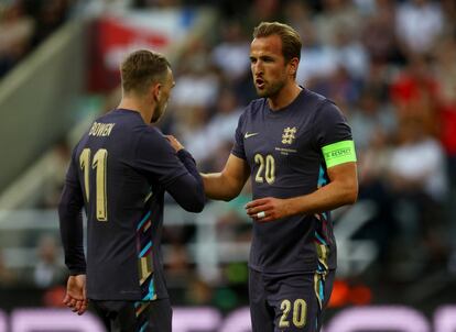 Los jugadores ingleses Jarrod Bowen y Harry Kane conversan durante un partido de preparación para la Eurocopa contra Bosnia.