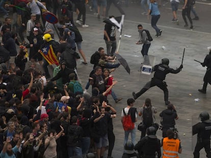 La protesta de grupos independentistas tras la sentencia del procés en octubre derivó en situaciones de caos en diversos puntos de Barcelona. En la imagen, agentes antidisturbios de la policía cargan contra manifestantes reunidos en la Terminal 1 del aeropuerto de El Prat  de la capital catalana.
