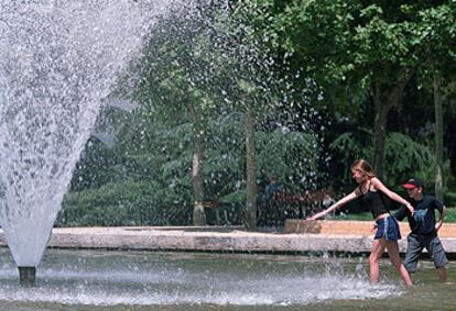 Dos jóvenes combaten en el Templo de Debod el fuerte calor, con más de 40 grados, que ha sufrido Madrid en los últimos días.