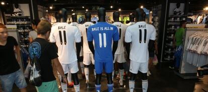 Camisetas del jugador del Real Madrid Gareth Bale en la tienda oficial del club.