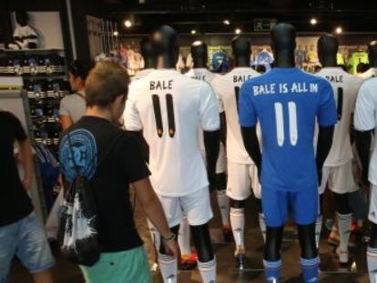 Camisetas del jugador del Real Madrid Gareth Bale en la tienda oficial del club.