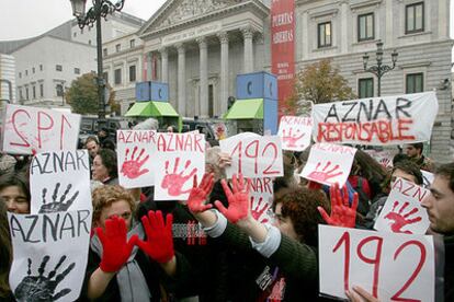 Manifestación contra Aznar ante el Congreso al inicio de la comparecencia del ex presidente.