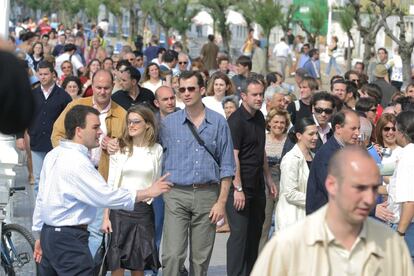 25 de mayo de 2004. Don Felipe de Borbón y doña Letizia caminan juntos por el paseo de la playa de la Concha en San Sebastián, durante su viaje de luna de miel.