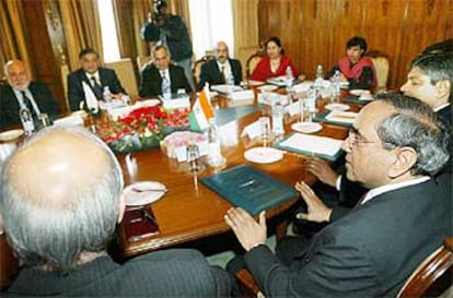 Los secretarios de Exteriores de Pakistán e India, esta mañana al inicio de su reunión en Nueva Delhi.