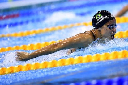 "O (César) Cielo não escolheu ficar de fora dos Jogos Olímpicos, o 4x100m livre do Brasil não ficou em quinto porque fez corpo mole. A gente dá duro todo dia. Vocês sabem disso, mas o Brasil é um país machista, um país racista, um país homofóbico, um país xenofóbico. Não estou generalizando, mas essas pessoas existem, infelizmente. E aí, quando elas estão atrás de um computador, elas se acham no direito de fazer essas coisas", disse a nadadora Joanna Maranhão.